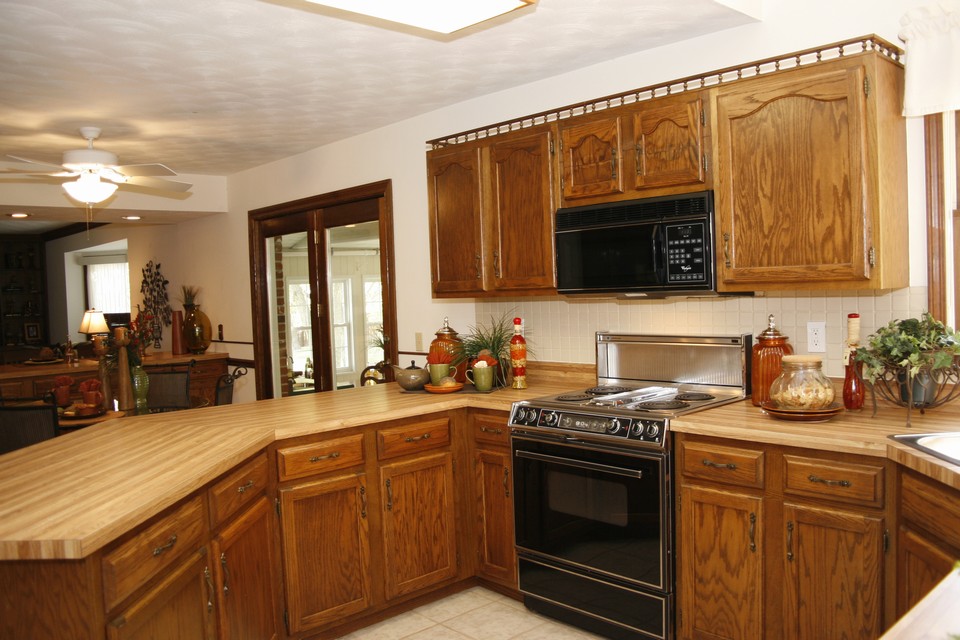 kitchen  plenty of counter space & quality cabinetry throughout the kitchen.